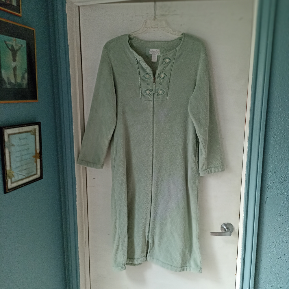 Green Embroidered Zip-Up Robe - Picture 3 of 4